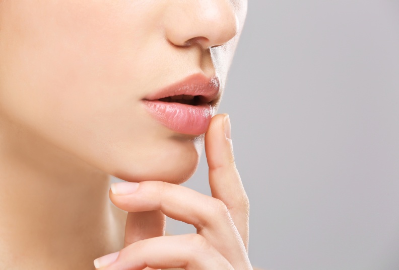 「嘴唇越舔越乾」嘴唇6種保養NG方式！