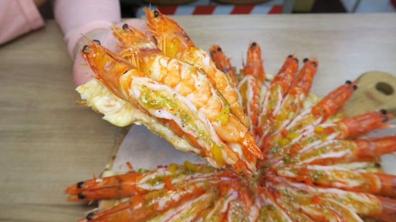 蝦爆了！最狂「蝦海披薩」 24隻「海大蝦」挑戰痛風極限