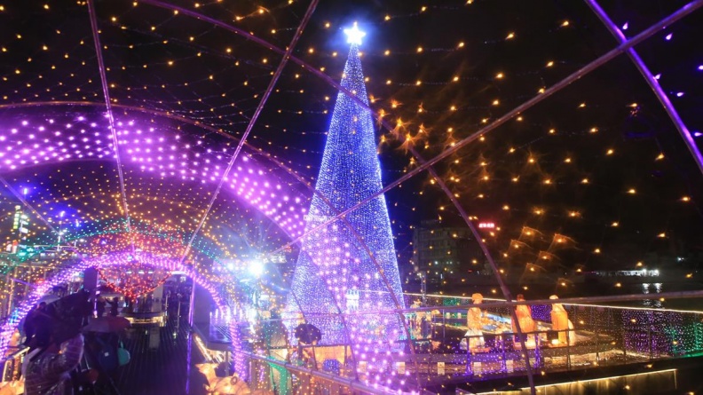 千顆LED打造！17米耶誕樹+許願廊，基隆廣場夢幻登場