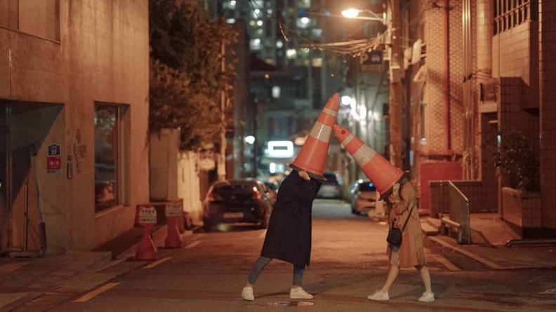 笑死！最新韓國情侶照妳敢拍？「帽T打結、三角錐戴起來」