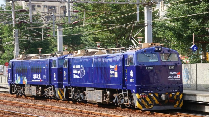 莒光號變身！大阪南海電鐵「藍武士號、日台友誼號」彩繪列車上路