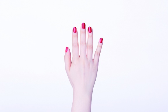 從指甲看個性，這形狀最有女人味！大紅指彩這樣擦桃花來不完 