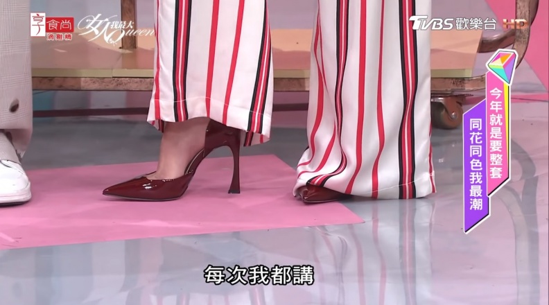 流行條紋睡衣風＋勃根地紅高跟鞋，加上「不規則穿搭法」整個人就是時尚