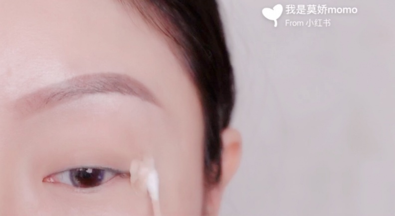 眼皮沾到睫毛膏這樣救，4個超實用化妝小技巧必須學起來！
