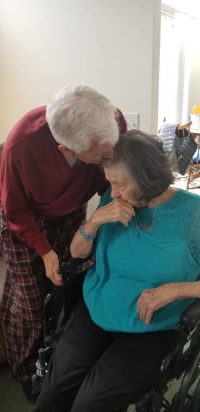 令人羨慕的愛情！「63年不夠我們愛」84歲爺爺單膝跪下求婚