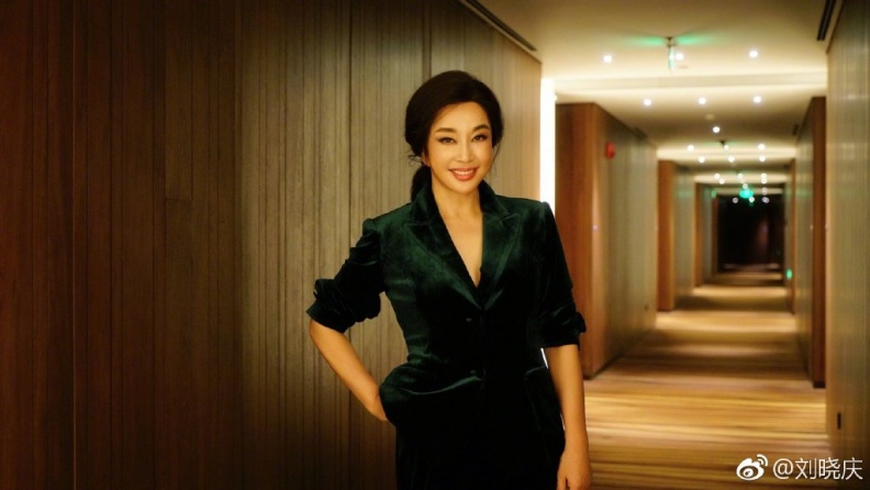 63歲女星劉曉慶大秀「驚人少女腿」，逆齡關鍵5大招公開