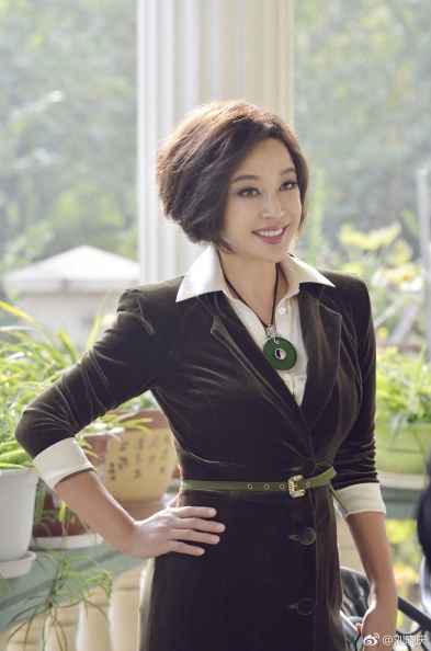 63歲女星劉曉慶大秀「驚人少女腿」，逆齡關鍵5大招公開
