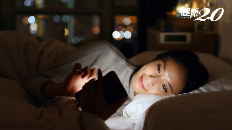 滑手機真的會影響睡眠！最新研究：睡前每用1小時，延遲入睡4.9分鐘