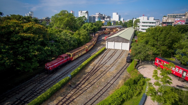 全台唯一檜木列車發車囉！一天踏遍嘉義美景，還能在台灣最高車庫野餐