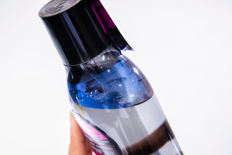 爆好評卸妝小黑瓶！NIVEA雙層卸妝水實測結果太驚人  濃妝、防水睫毛膏一擦就能輕鬆卸乾淨
