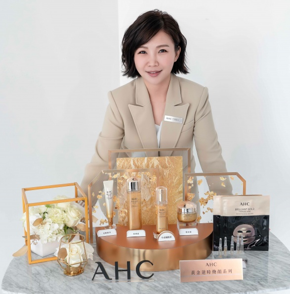韓國醫美賣爆！ AHC超奢華夢幻小金瓶精萃 99％純金箔注入賦活配方、稀有金黃蝸牛精華