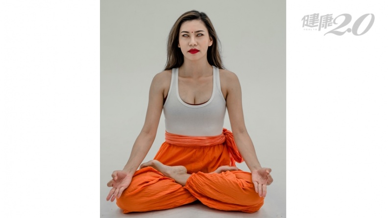 瑜伽不一定要體位扭轉！「自發身印」增強冥想 調節生殖泌尿功能