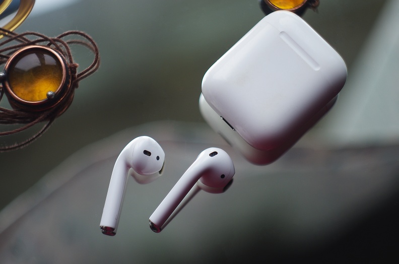 AirPods、無線耳機怎麼清潔消毒？千萬別用酒精、牙籤，專家教你這樣做