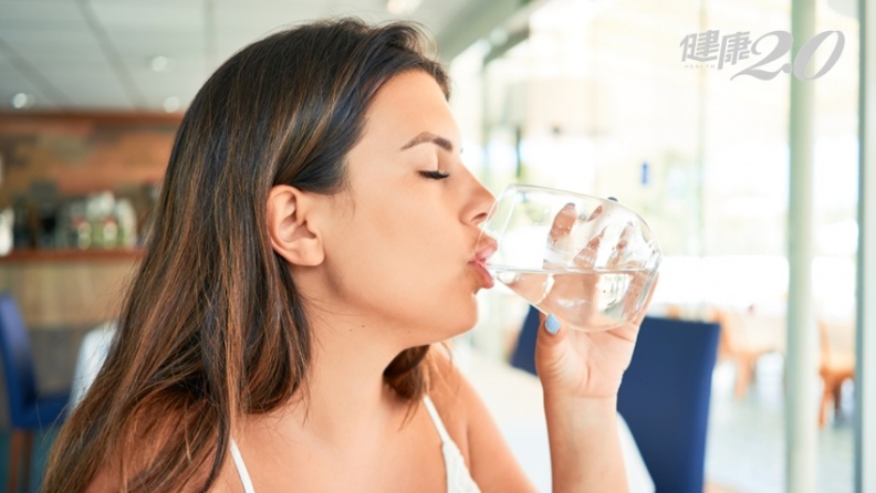 飯前喝水有助減重，飯後喝水好嗎？醫師曝「飽餐後10大禁忌」恐胃痛、胃發炎