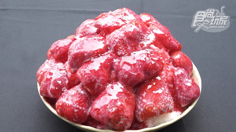 台南最強草莓牛奶冰！草莓山滿到看不見冰，加手工布丁更銷魂