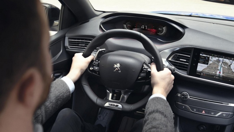 駕駛可透過智慧駕駛輔助系統確實能幫助注意到後照鏡難難以看到的障礙物、車尾突然衝出的孩童等。(圖片來源/ Peugeot)