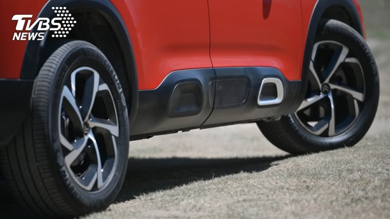 C5 Aircross車側具備Airbump防刮碰撞設計，可承受輕微碰撞。