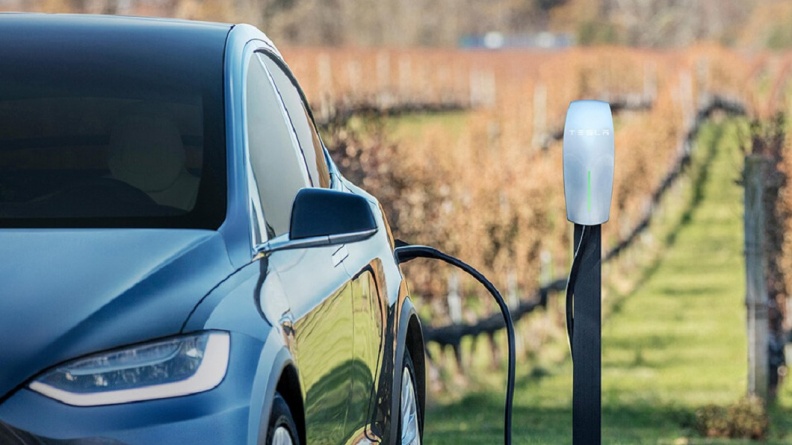 民眾可在購買電動車前,先與管委會溝通充電樁商討相關問題。(圖片來源/ Tesla) Tesla車主裝充電樁被告? 地方法院:需區分所有權人同意