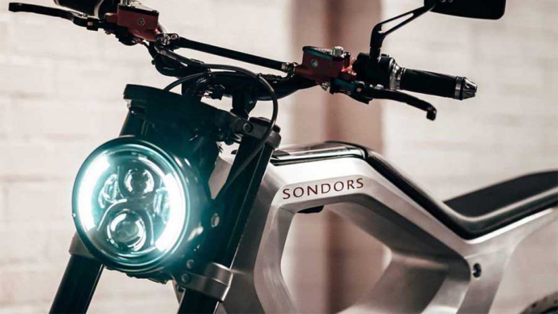 Metacycle搭載經典圓形頭燈，油箱處採用簍空設計。(圖片來源/ Sondors)
