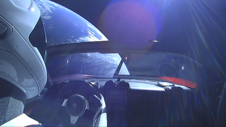 馬斯克還在2018年將他的Tesla Roadster送上外太空，車內還載著一位名為Starman的假人，成為目前史上唯一成功登上太空的市售汽車。(圖片來源/ Space X) 