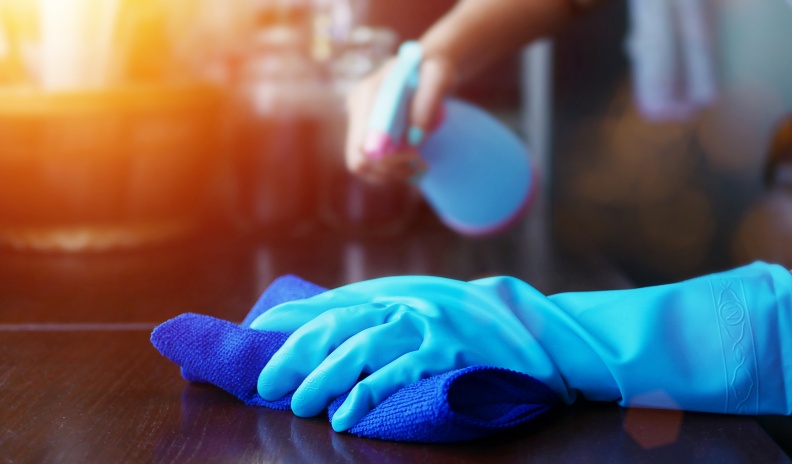 居家防疫大作戰，環境消毒不能懶！５個NG清潔方式小心越擦越髒，「抹布來回擦」是致命錯誤