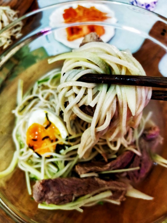 這樣煲湯最鮮美 吃韓式牛骨冷湯麵免出國，主廚教您做