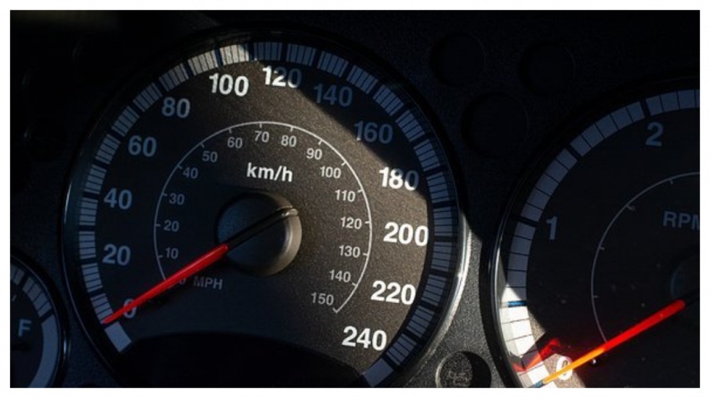 許多汽車的時速表都會設定成顯示時速比實際速度快。(圖片來源/Pixabay)
