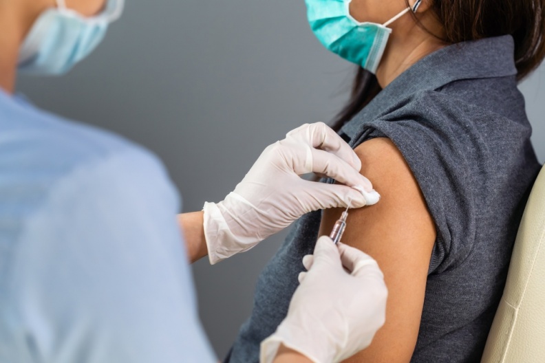 防疫刻不容緩 專家籲：流感、新冠疫苗都要打