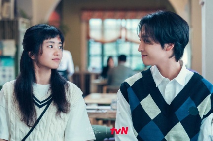 穿對=桃花運爆發！拜月老也有穿搭訣竅，她「換穿1裙」人氣變超旺