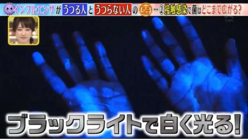 ▲節目組首先將在螢光燈下才看得到的塗料抹在小阪先生的手上