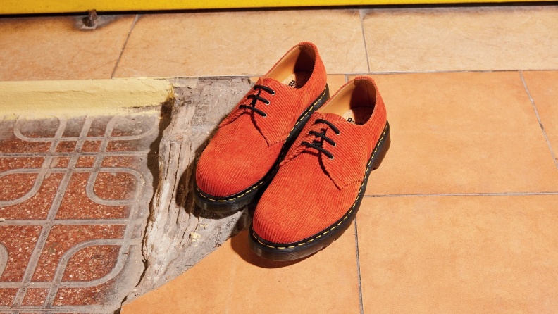 ▲CORDUROY PACK系列搭配高雅古典的牛血紅與鏽棕色鞋面