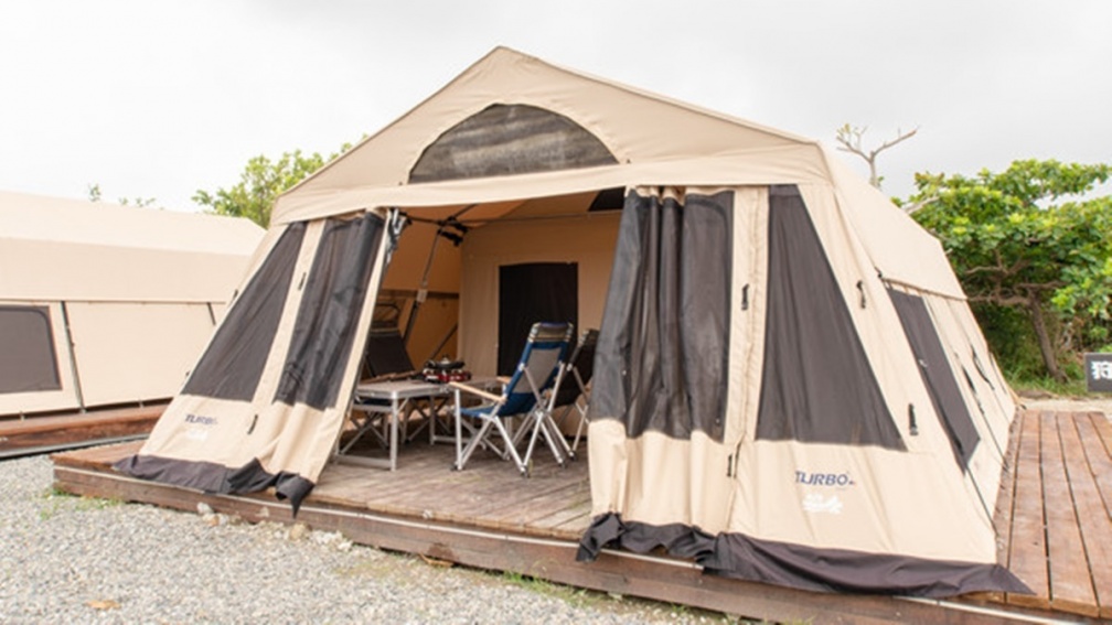 帳篷內提供獨立彈簧床、分離式冷氣，給你五星級飯店的舒適體驗。(圖片提供：高雄市觀光局)