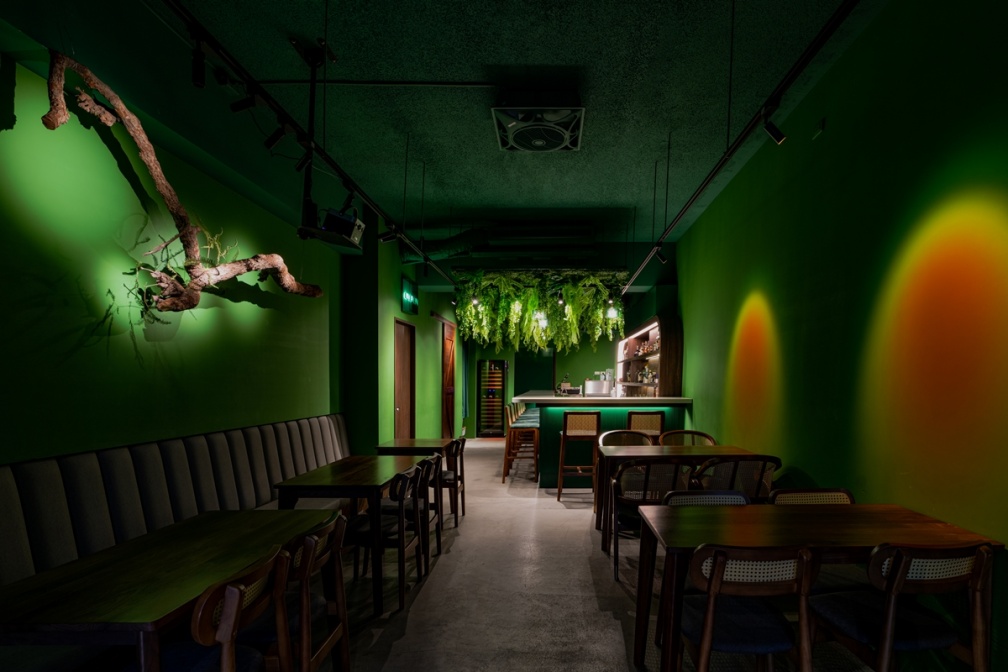 【新開店】綠色植栽風餐酒館！超濃郁明太子披薩、牛小排，搭普洱茶調酒絕配