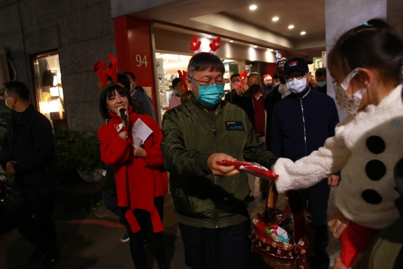 傳遞幸福臺北耶誕愛無限，柯文哲健走報佳音送祝福！結合公館商圈帶動臺北觀光潮