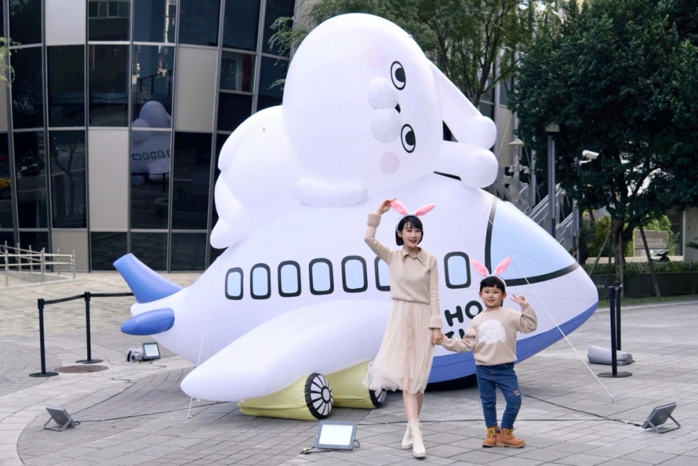 日本機票、行李箱免費拿！巨型「呦嘻百分百兔兔」在秀泰，還有６款超萌周邊