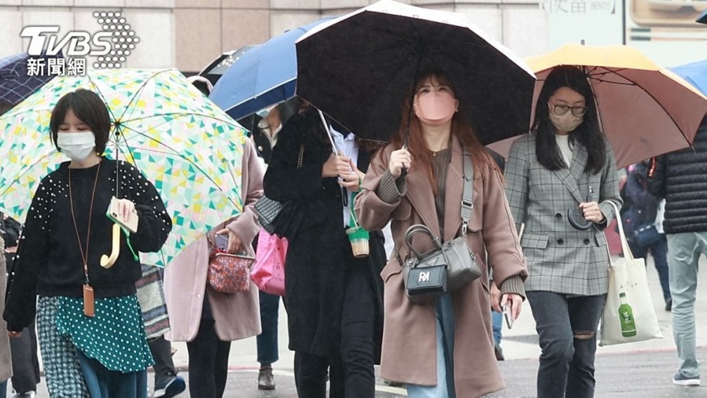 入夜後開始變天了！氣溫驟降僅剩８°C，雨彈+冷氣團發威北台灣濕冷