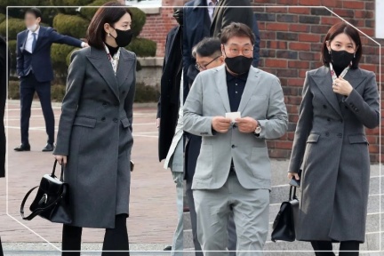 婚禮穿搭拿什麼包？Karina拎這咖「PRADA肩背包」成亮點，吃喜酒包款選擇訣竅公開