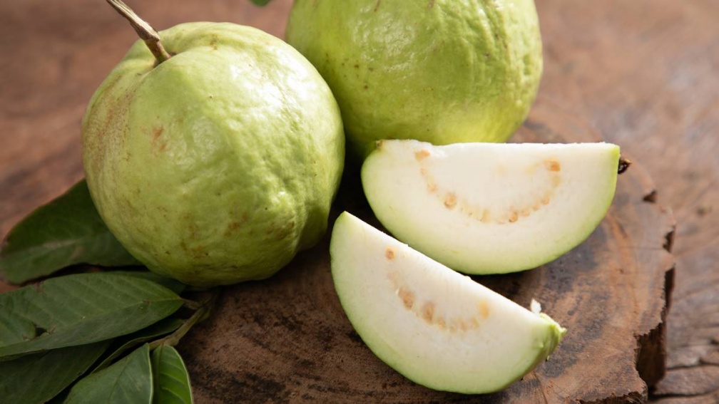 泡麵調味包沾芭樂！網友驚呆PO妻超狂吃法，釣出內行人認證：真的很好吃