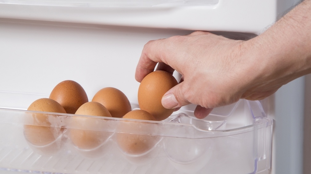 雞蛋放冰箱尖端朝下才能保鮮？專家破除迷思：有「這步驟」才重要