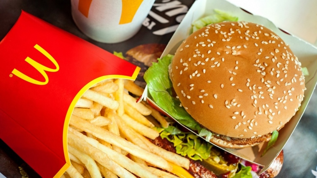 麥當勞宣布調整配方！漢堡多加１味引發爭議，鐵粉崩潰嗆改吃漢堡王