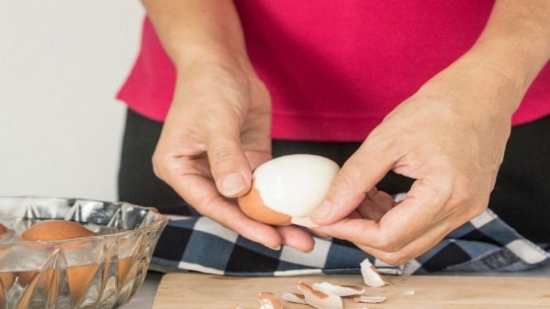 水煮蛋好難剝！日本媽媽「１妙招」輕鬆剝除蛋殼，蛋表面還很光滑