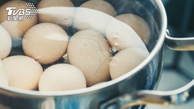 水煮蛋好難剝！日本媽媽「１妙招」輕鬆剝除蛋殼，蛋表面還很光滑