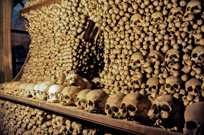 你有膽走進來嗎？萬人骨骸打造世界最大「人骨教堂」，獲CNN認證「架恐怖」