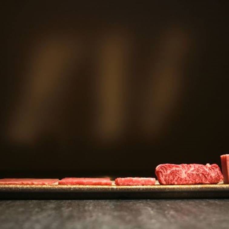 日本燒肉新境界！「燒肉擔當」滷肉飯竟有大塊日本和牛，還提供專人桌邊服務
