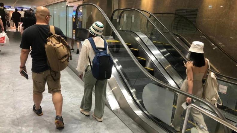 桃園機場超短手扶梯引熱議！網友疑僅8、9個台階做啥用？內行人揭真相