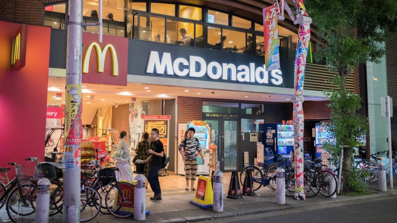 日本麥當勞7/19起漲價！鬧區店面商品售價比郊區貴，外送服務費也調漲