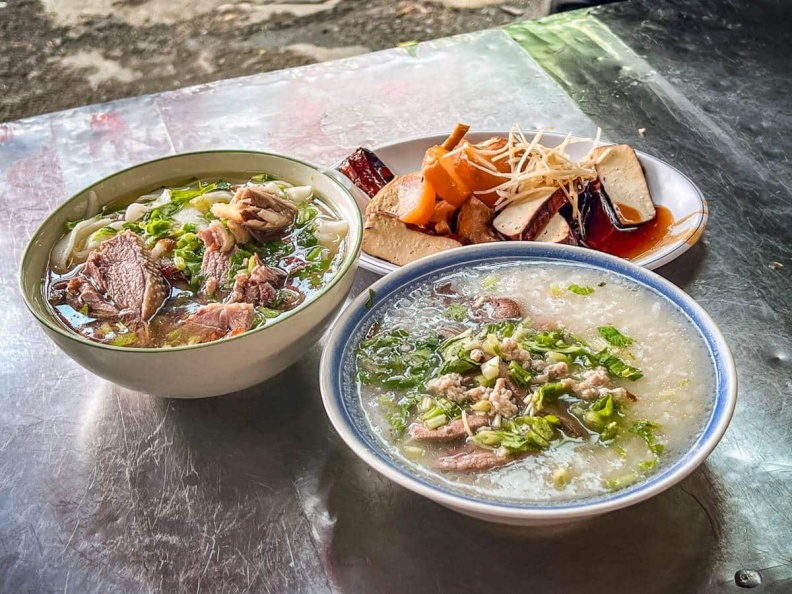 在地人才知廟口早餐！桃園「大碗公豬肝粥」藏土地公廟旁，給料不手軟僅50元