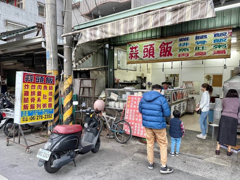 只要70元！隱身學區「巨無霸雞腿飯」CP值超高，蒜粒拌酸菜、滷汁鹹香夠味