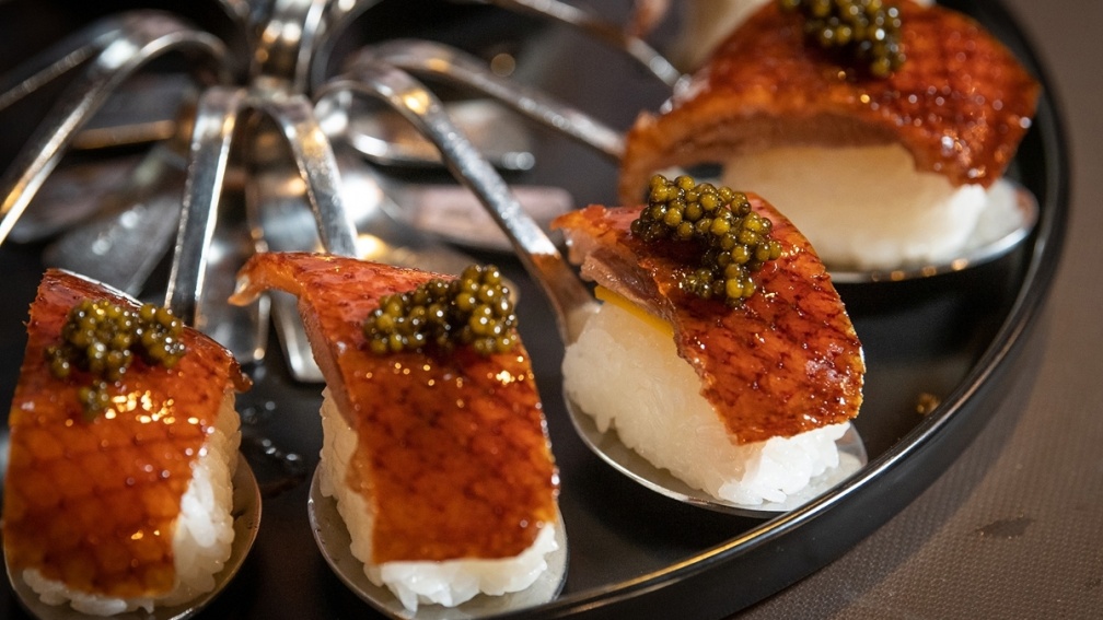 「烤鴨五吃」其中之一的櫻桃鴨握壽司滿足饕客味蕾。（圖片來源：龍軒傳承）
