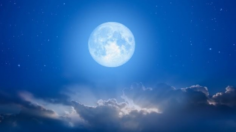 ８月罕見天文奇景！「這２天」出現超級滿月，英仙座流星雨最佳觀賞時間曝
